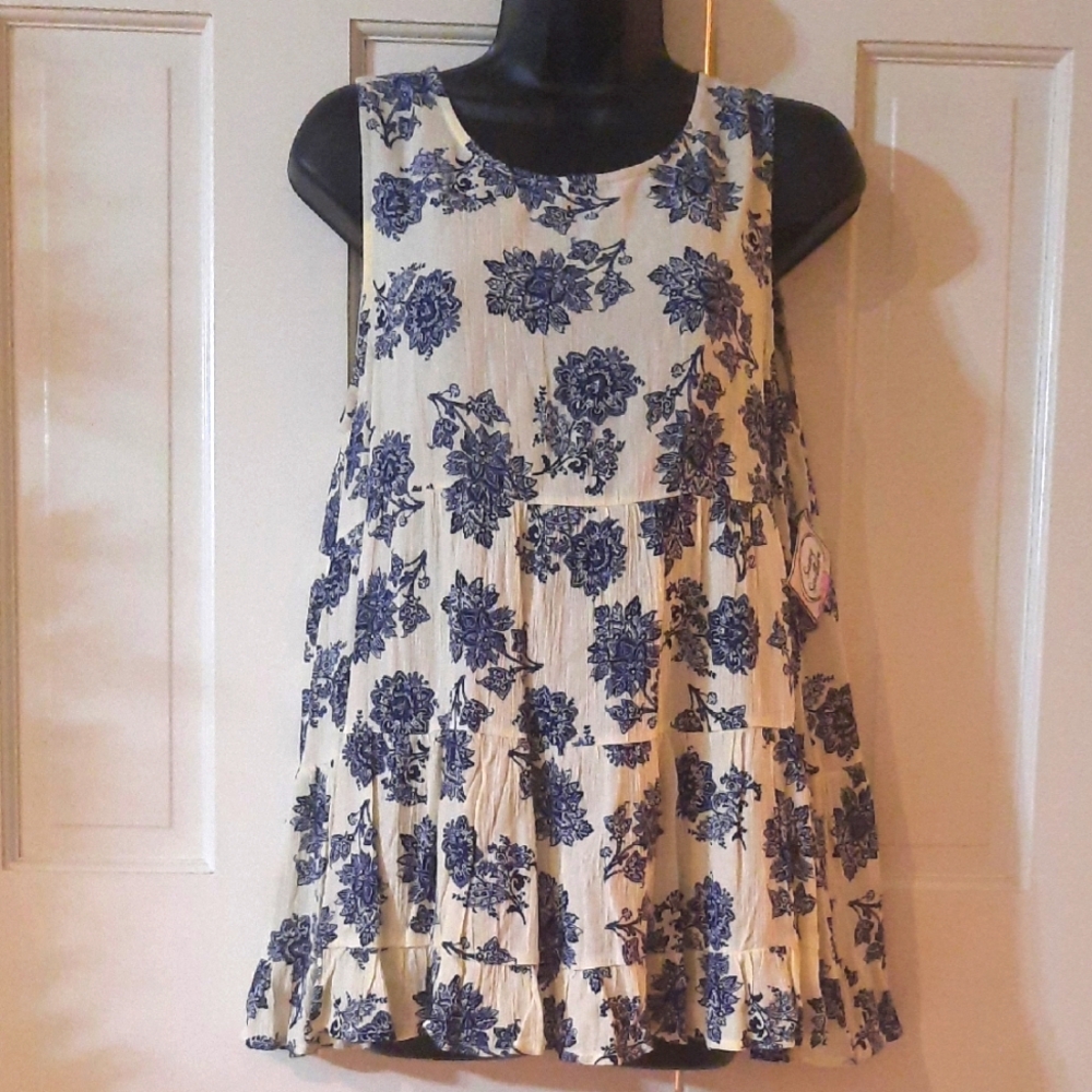 Floral Sleeveless Top - Blue & White - Womans Size:Medium - Brand: Altered State